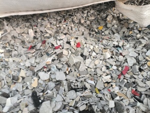 出售abs冰箱外壳破碎料，月供60吨，洗干净过静电的