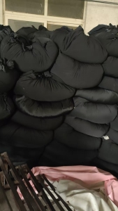 长期出售染厂下来的黑色涤纶废布，涤纶边角料，干的