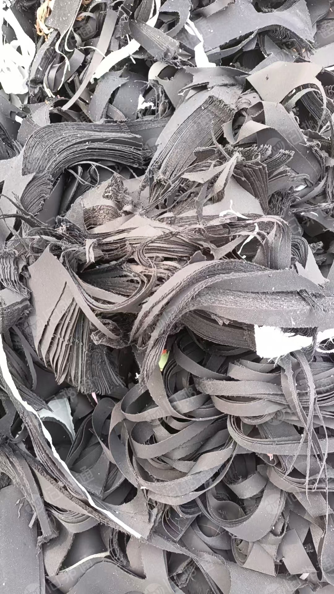长期出售箱包厂下来的涤纶废布,涤纶边角料,现货一二十吨左右