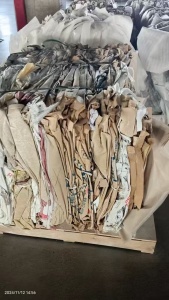 出售钛白粉袋子，现货六米八一车