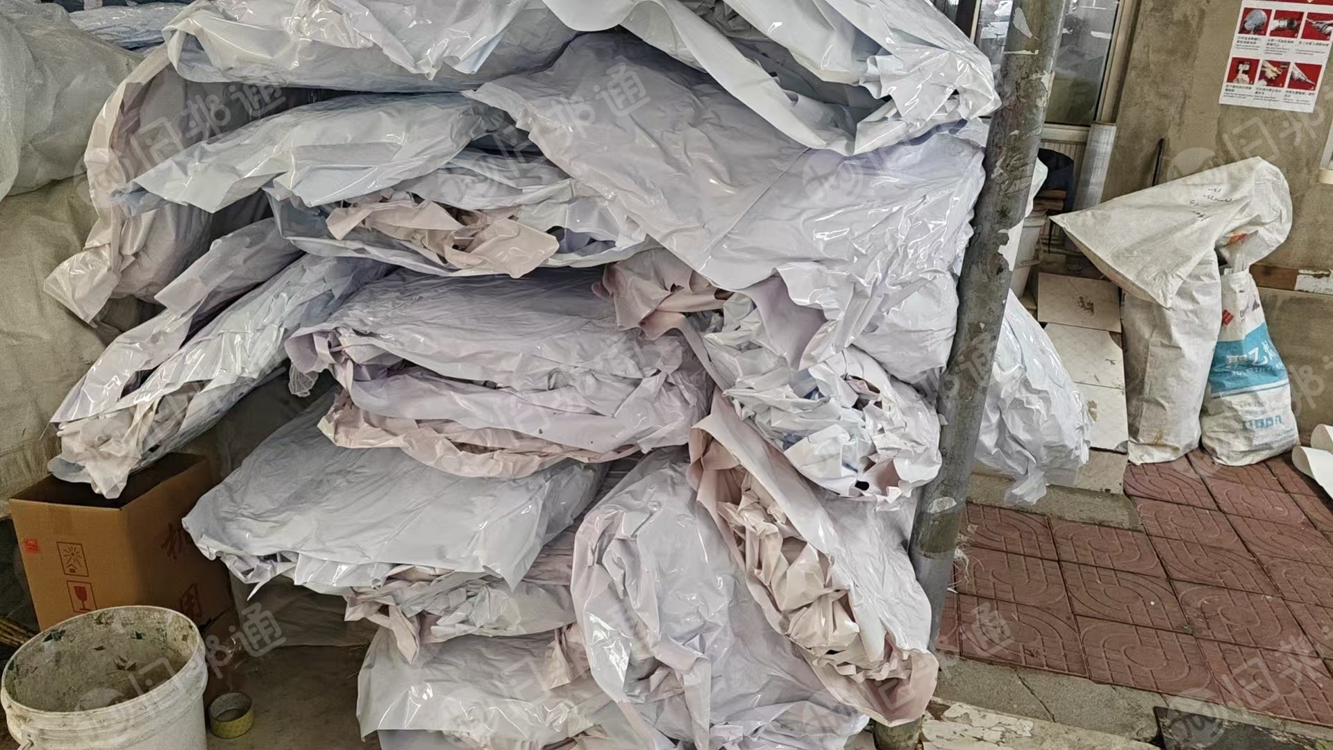 出售乳白PVC膜废料,有不干胶,现货20吨