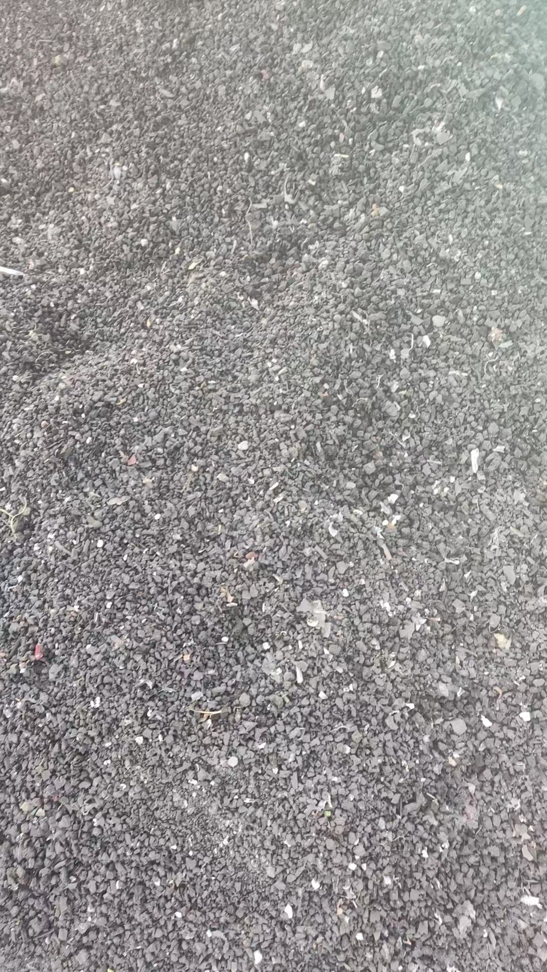 大量出售玻璃上下来的橡胶杂料