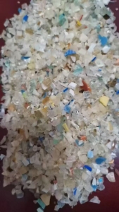 长期出售PVC软水管破碎料，白色现货15吨，花色45吨