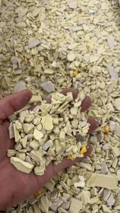出售PVC墙板破碎料,大白PVC发泡板破碎料
