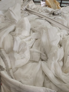 长期出售白色汽车内饰料，白色无纺布边角料，月供十来吨，货在陕西西安