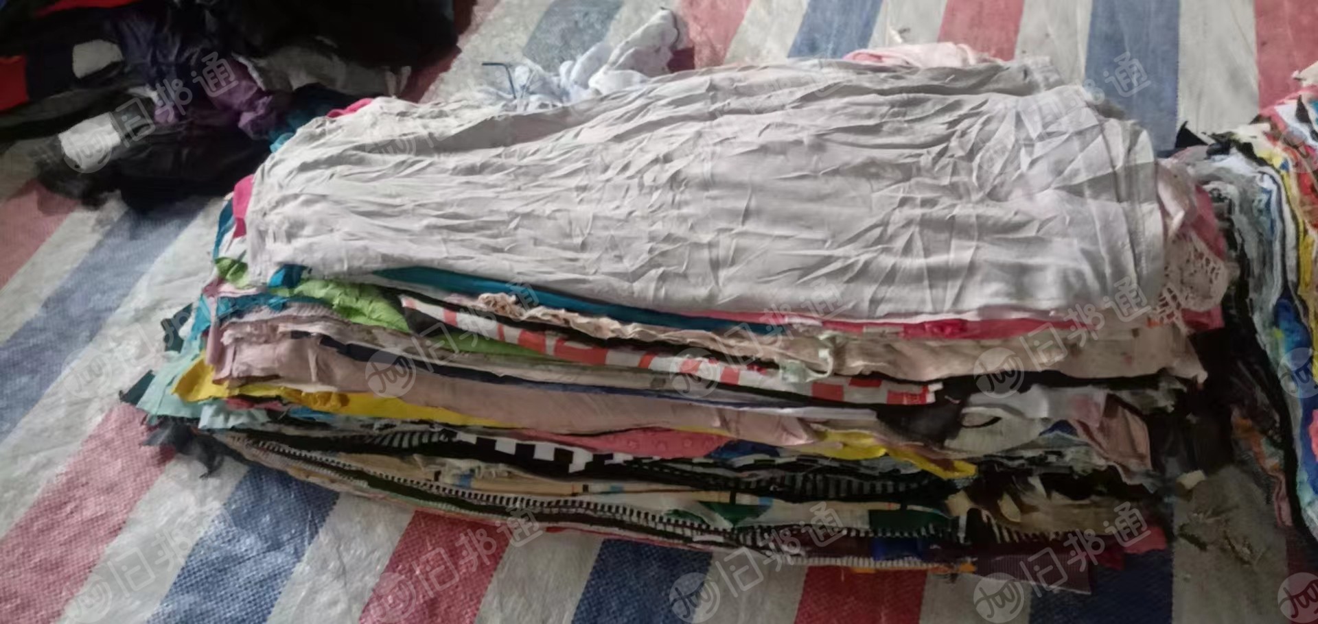 长期出售杂色纯棉擦机布，裁剪好的纯棉旧衣服，月供80吨左右，货在广东肇庆