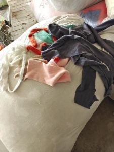 长期出售珊瑚绒毛巾下脚料和布条,统色一起出,可以做墩布和造粒用的,厂在河北保定