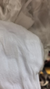 出售经编厂下来的白色涤纶废布，纯涤纶布块，现货有7吨左右，货在浙江嘉兴