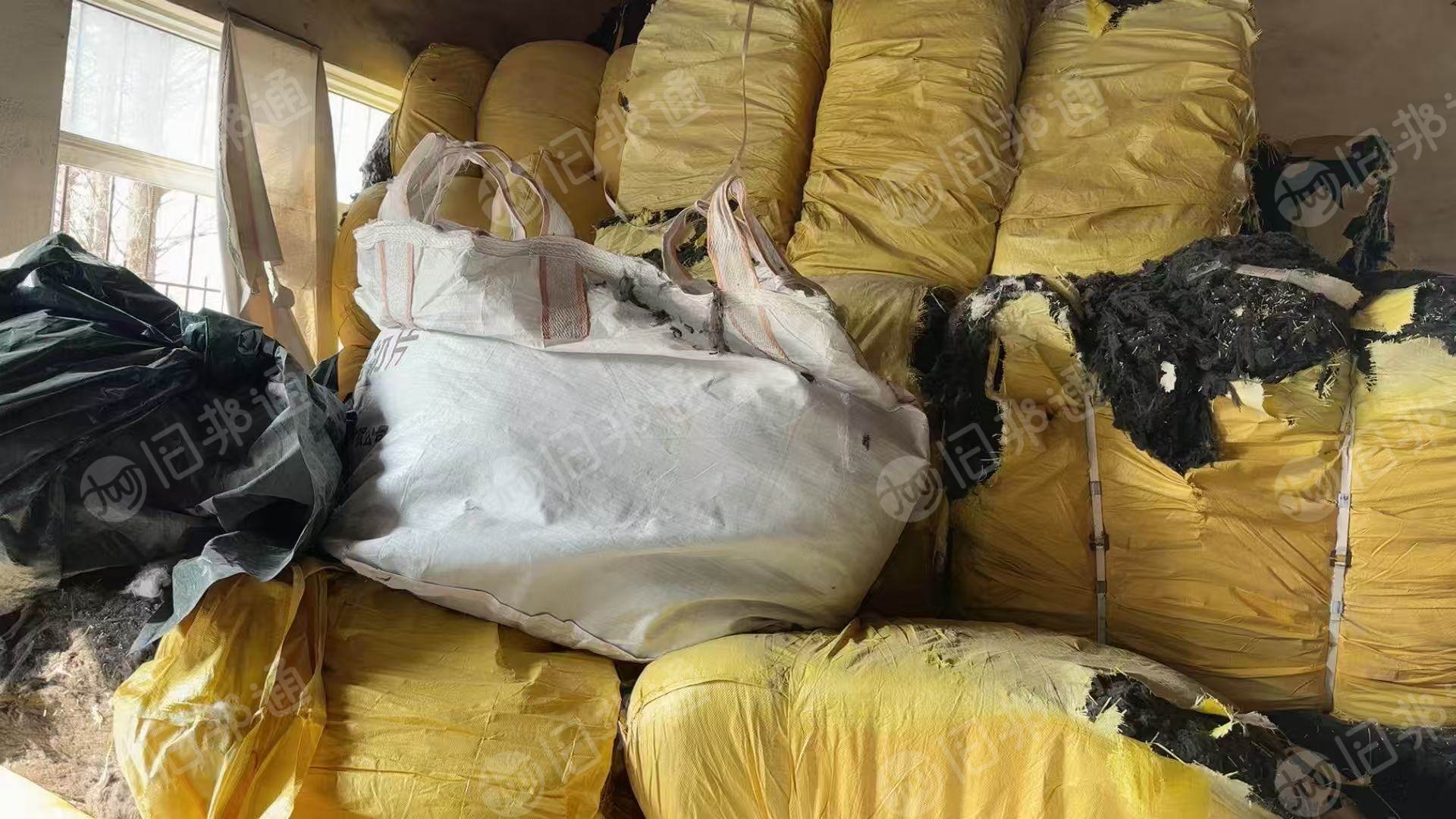 现货处理一批PE/PET短纤,都是二等品,白色30多吨,灰黑15吨左右,货在浙江嘉兴