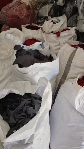 长期出售服装厂的下脚料，涤棉，纯棉都有， 什么颜色都有，厂在河北沧州