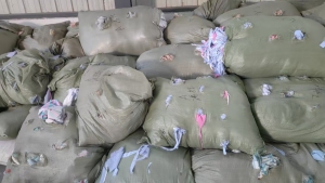 长期大量出售涤纶废布，涤纶造粒布，涤纶碎布，什么颜色都有，货在湖北潜江