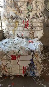 出售白卡纸、花卡纸边角料,无膜带膜混打