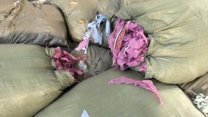 出售涤棉废布，涤棉布，钓鱼丝，赤红，现货有30吨，货在湖北潜江