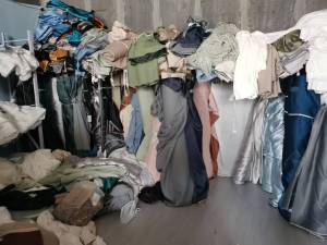 长期出售大小卷窗帘布，现货有20吨，货在山东滨州