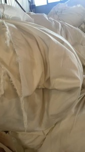 长期出售涤棉废布,涤棉碎布,开花料,现货有30吨左右,货在浙江绍兴