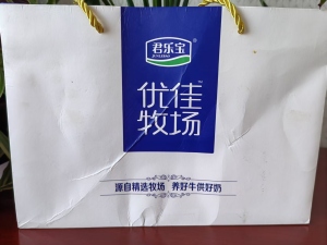 出售装牛奶的纸袋
