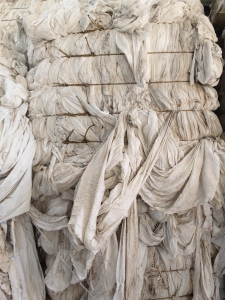 长期出售印染厂下来的白色水布，含水30-40左右，每个月30吨左右，厂在江苏宿迁