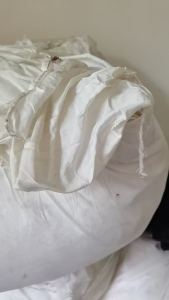 长期出售织布厂下来的白色涤纶废布，涤纶开花料，开花料，每月只有几吨货，货在安徽池州