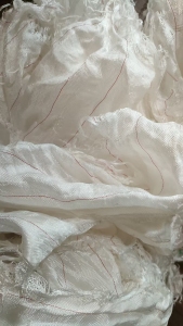 长期出售白色涤纶废布，可以开花用，清洗过，月供200多吨，货在山东枣庄