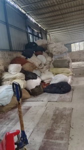 长期出售纯棉废布，梭织的，什么颜色都有，白色现货5吨，厂在广西玉林