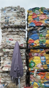 出售花乙压块、大小白乙压块料，月供30吨