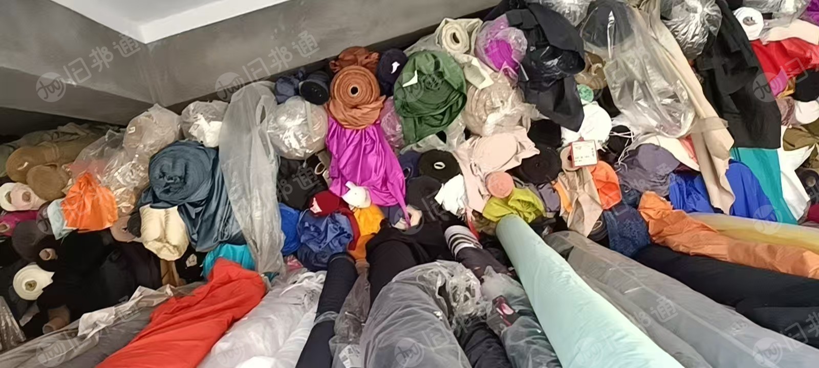 长期大量出售尼龙里布,锦纶大小卷布,碎布都有,纯尼龙里布,现货有一百多吨,货在浙江宁波