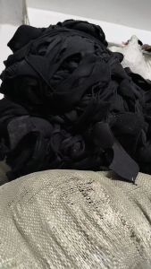 长期出售针织黑色涤纶废布,现货40-50吨,每个月有70-80吨左右,厂在广东汕头