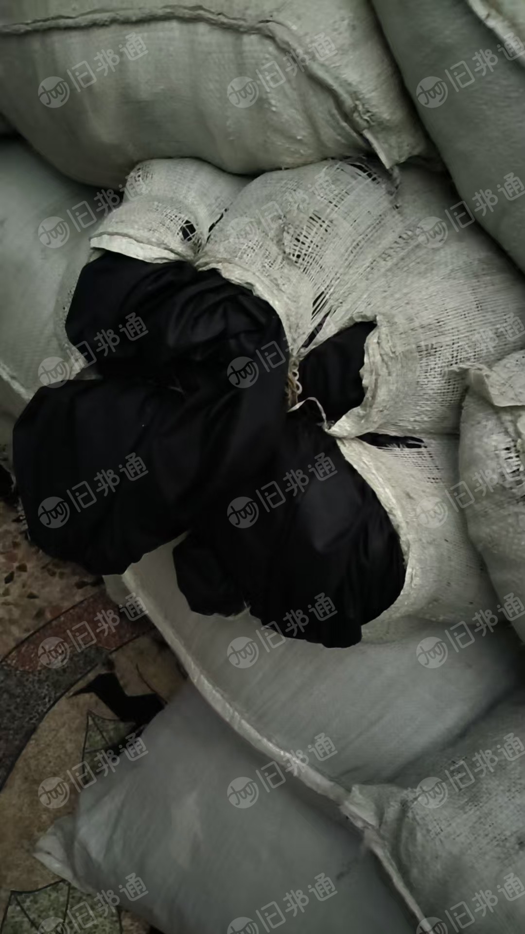 长期出售针织黑色涤纶废布,现货40-50吨,每个月有70-80吨左右,厂在广东汕头