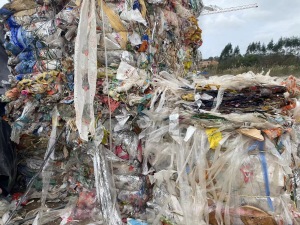 出售包装厂塑料膜，地膜编织袋等，现货30吨，炼油用