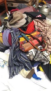 长期出售旧衣服统货，小区货，箱子货，有把垃圾料挑出来，月供20来吨，货在广东汕尾