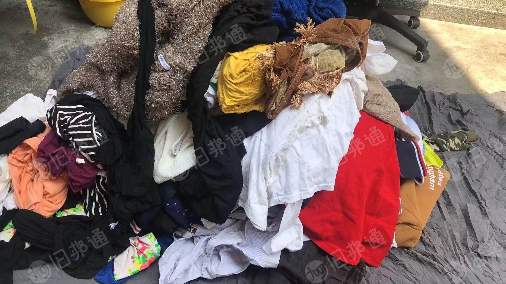 长期出售旧衣服统货，小区货，箱子货，有把垃圾料挑出来，月供20来吨，货在广东汕尾