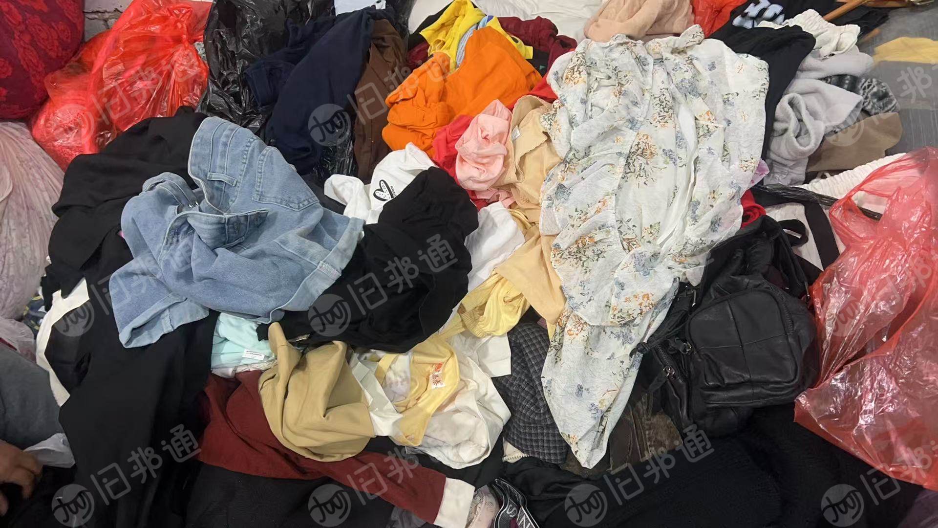 长期出售旧衣服统货，小区货，箱子货，有把垃圾料挑出来，月供20来吨，货在广东汕尾