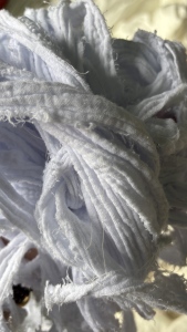 长期出售梭织纯棉废布，纯棉边角料，可以褪色，白色现货十几吨