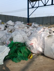 长期出售废旧塑料，杂膜，编织袋都有，统货出，月供几十吨，货在安徽宿州