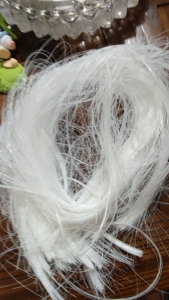 长期出售纺织厂下来的涤纶废丝，涤纶干丝，白色涤纶废丝，月供几百吨，货在福建福州