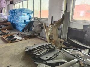 出售汽车保险杠毛料，全部都是特斯拉车上下来的，现货10吨