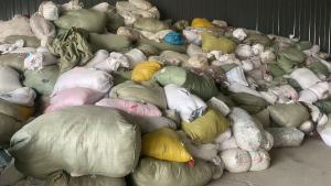 长期出售涤纶废布，涤纶造粒布，涤纶三色，货在江苏常熟