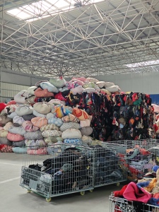 长期出售旧衣服黑料，里面包含旧衣服红蓝料，废牛仔，压包好的现货30吨左右