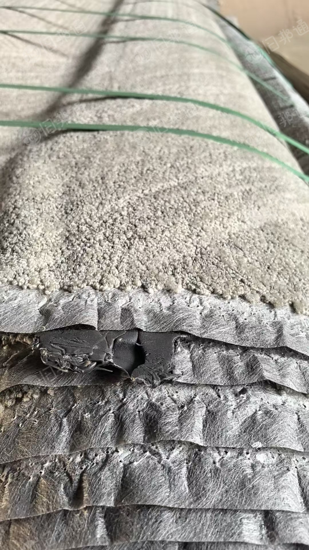 长期出售地毯边角料,表面尼龙单6,中间一层无纺布,下面一层防水材质,现货一百吨左右,可做再生塑料颗粒