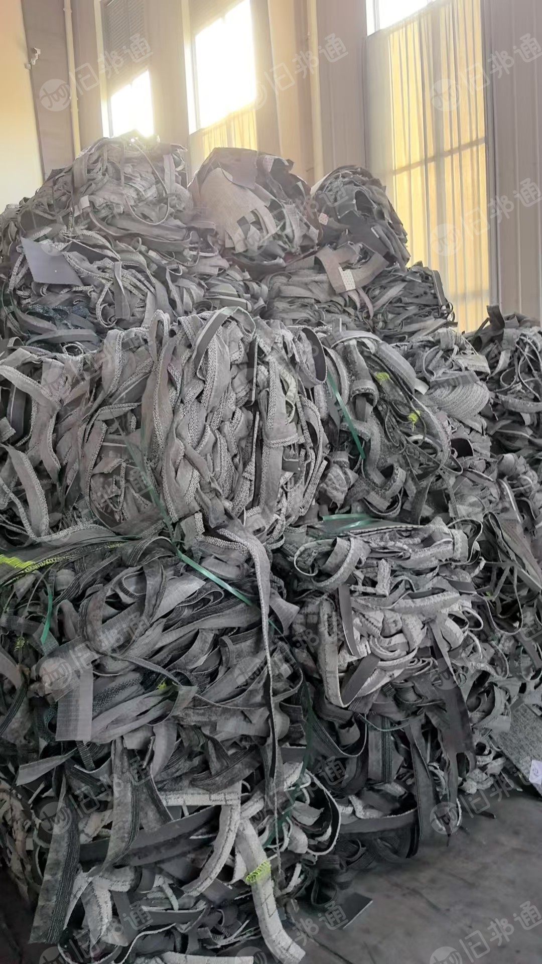 长期出售地毯边角料,表面尼龙单6,中间一层无纺布,下面一层防水材质,现货一百吨左右,可做再生塑料颗粒
