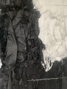 长期出售PP无纺布边角料，黑色跟白色一起卖，月供5吨，货在广东东莞