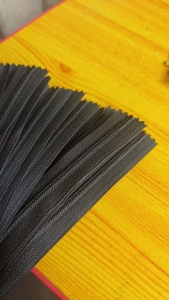 长期出售涤纶拉链，废拉链，可以造粒用，货在福建泉州