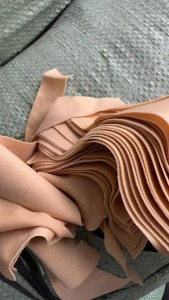 出售瑜伽服边料，锦氨边料，现货150吨，广东中山