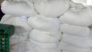 长期出售涤纶废布，氨纶废布， 黑色的混在一起卖，其他颜色有分开，现货5吨货，厂在浙江杭州