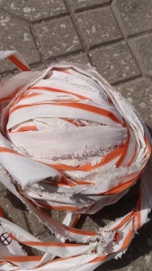 长期出售涤纶布条，涤纶废布，打绳料，带点轻桨，月供几百吨，货在山东潍坊