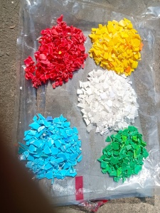 出售美缝剂管破碎料