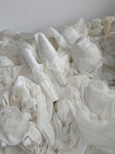 长期出售白色的涤纶废布，涤纶造粒布，涤纶边角料，现货十吨左右