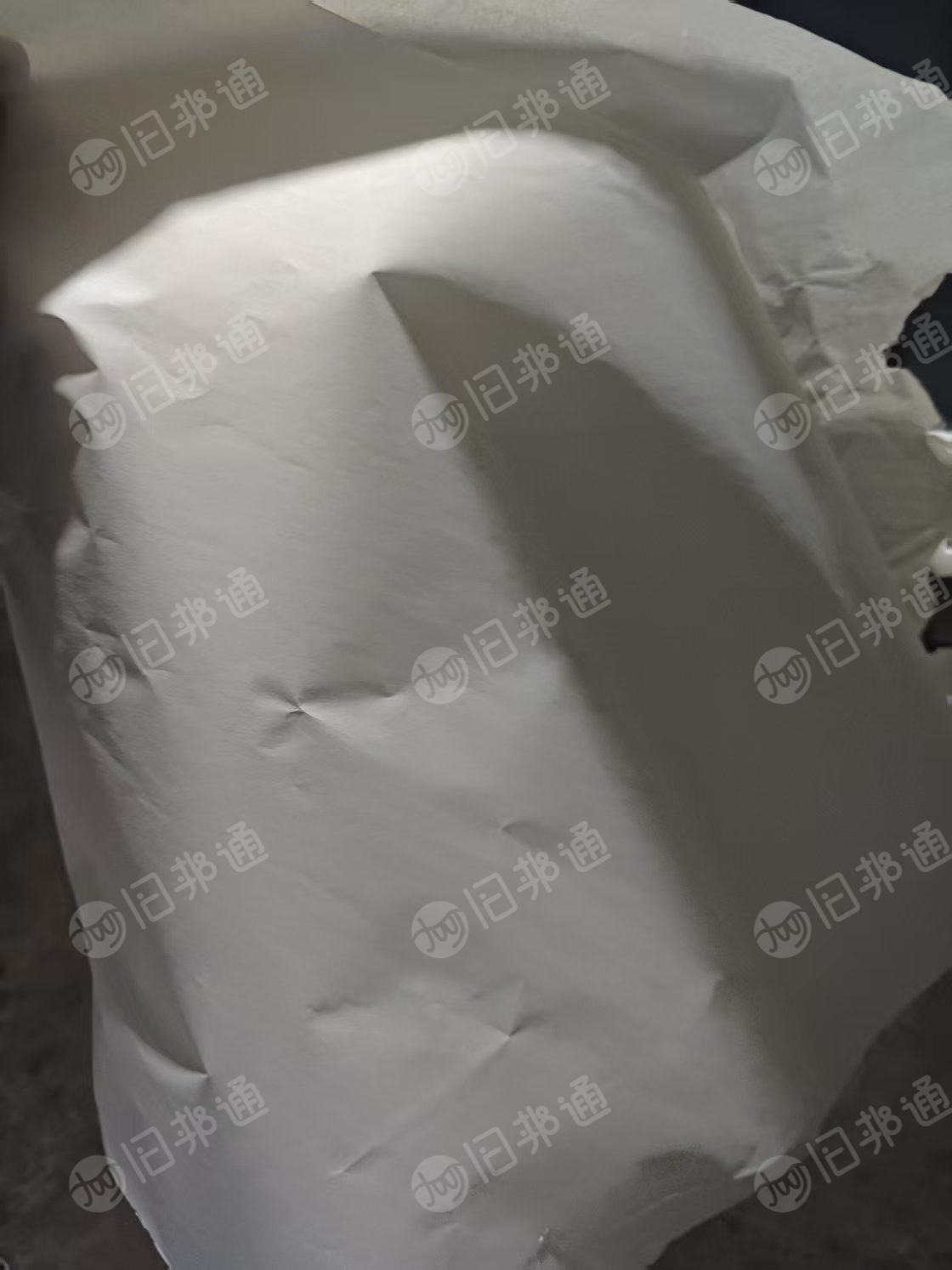 出售卷筒的白色纯木浆纸