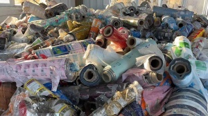 出售卷筒PET花膜废料，打绳料，现货十来吨