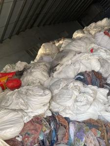 长期出售纯涤纶废布染厂下来的，含水分20左右，现货几十吨左右，厂在山东潍坊